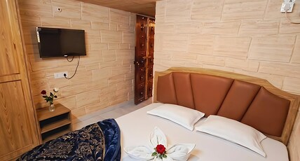 Batra Guest House Varanasi Room Type - Luxury Ac Room in Varanasi | Gupt Kashi (Room No-105) Batra Guest House Varanasi Room Type - Luxury Ac Room in Varanasi | Gupt Kashi (Room No-105)