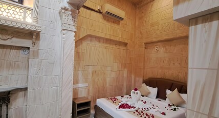 Batra Guest House Varanasi Room Type - Luxury Ac Room in Varanasi | Raj Niwas (Room No-101) Batra Guest House Varanasi Room Type - Luxury Ac Room in Varanasi | Raj Niwas (Room No-101)