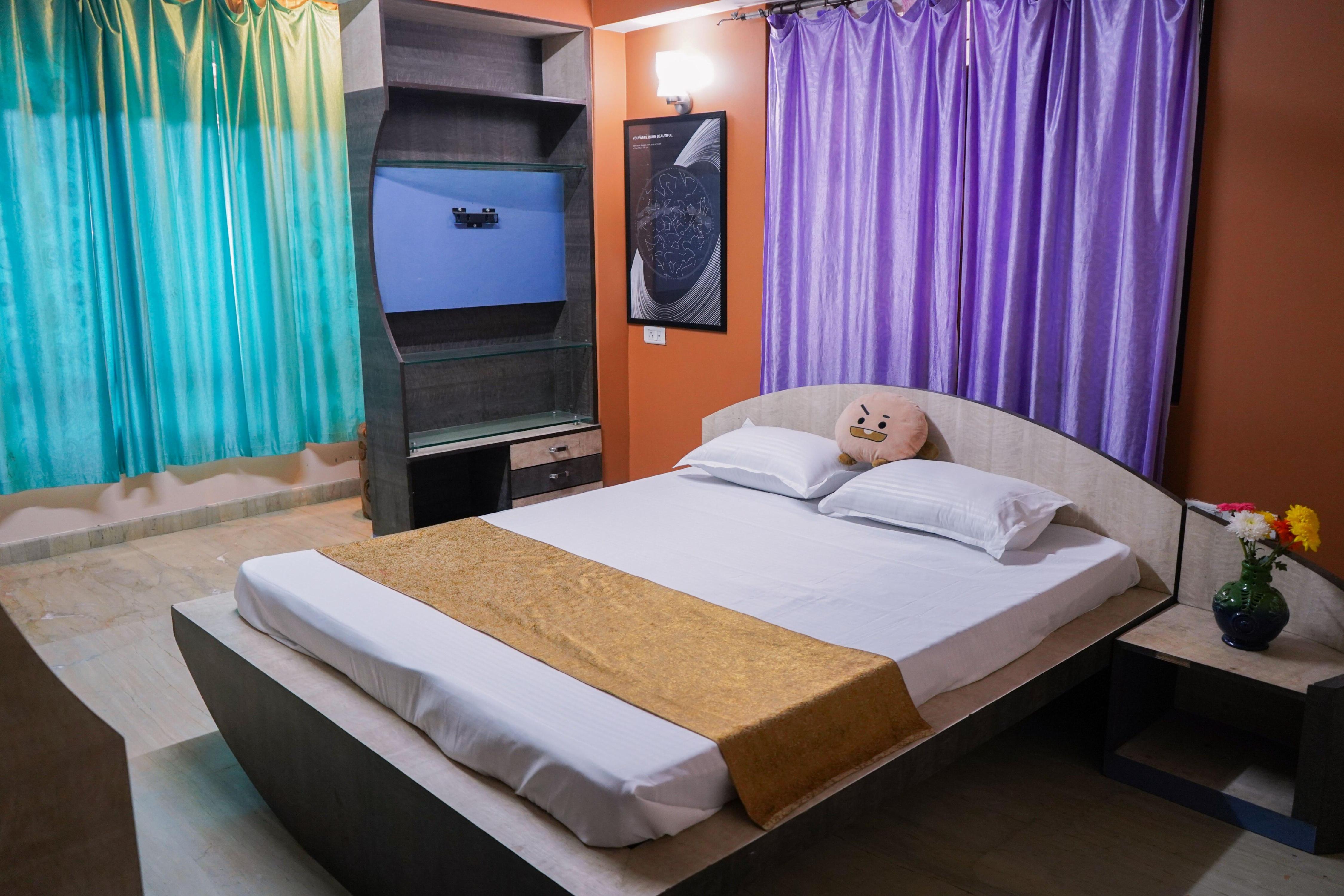 4 BHK Fully Furnished Apartment near M G Marg