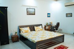 Cozy Retreat I Free Breakfast | Near Centrum Hotel