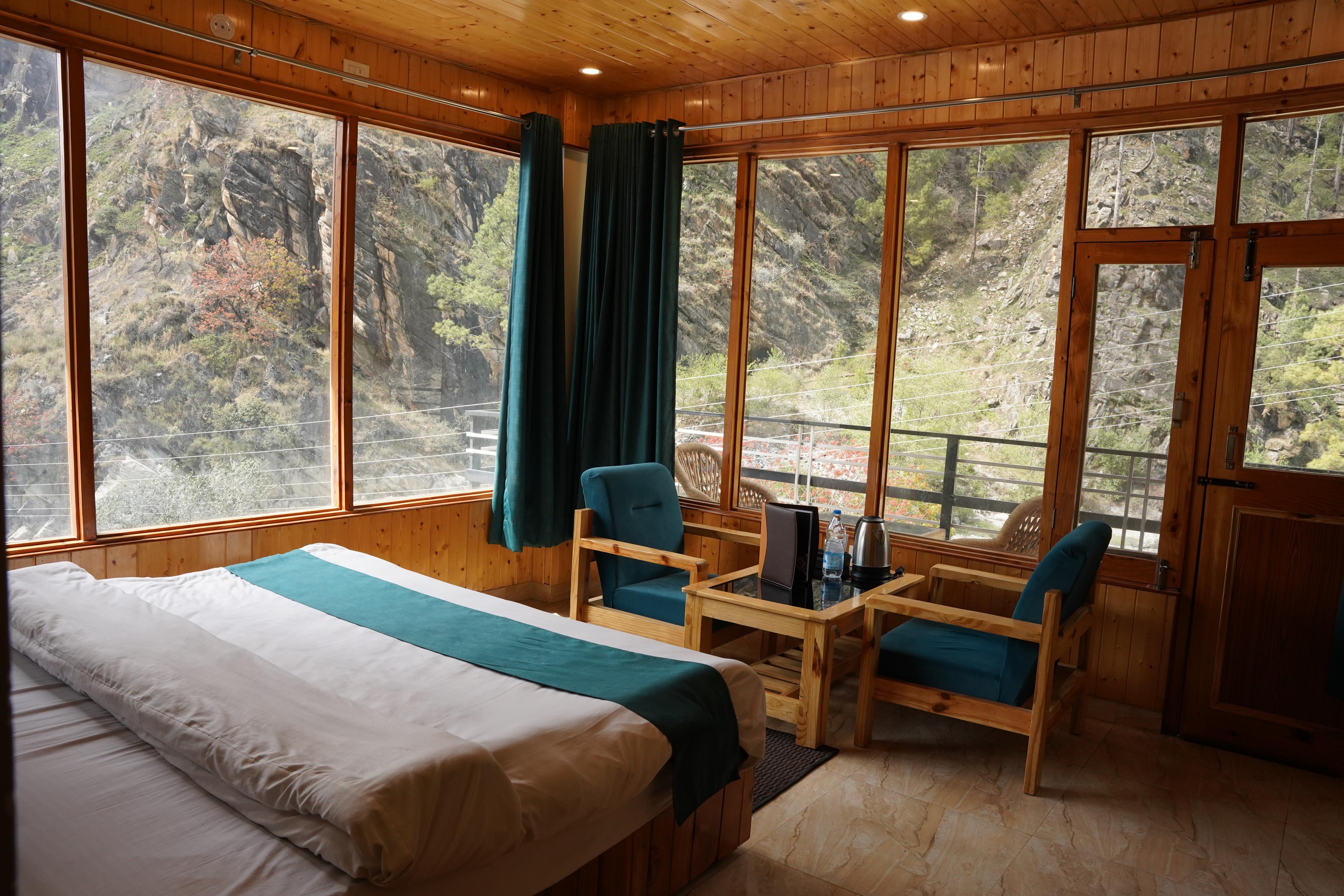 Mid Orchard  A truly Riverside Hotel