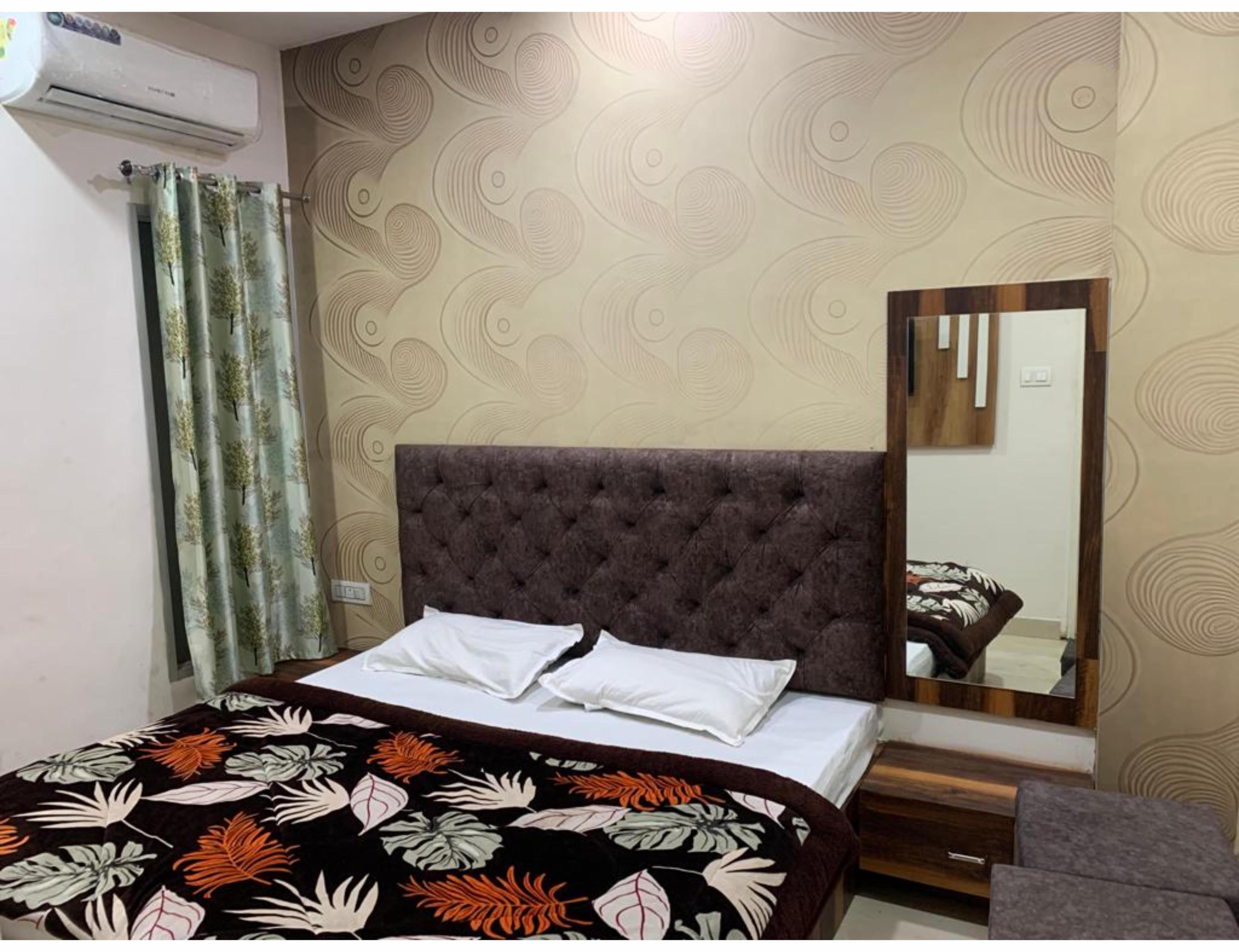 Hotel divine - Tap to explore photos