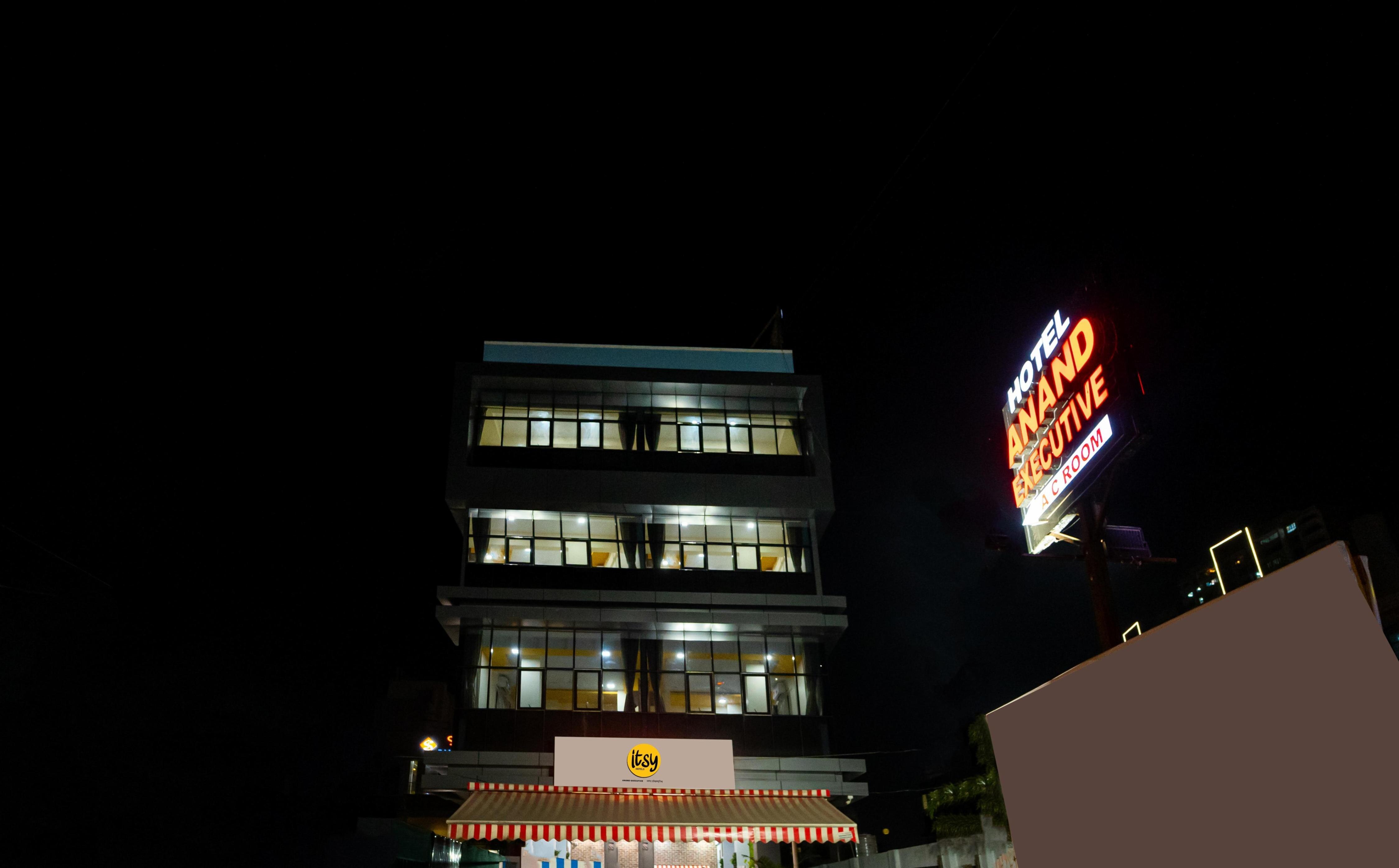 Itsy Hotels Anand Executive, Near Amanora - Tap to explore photos