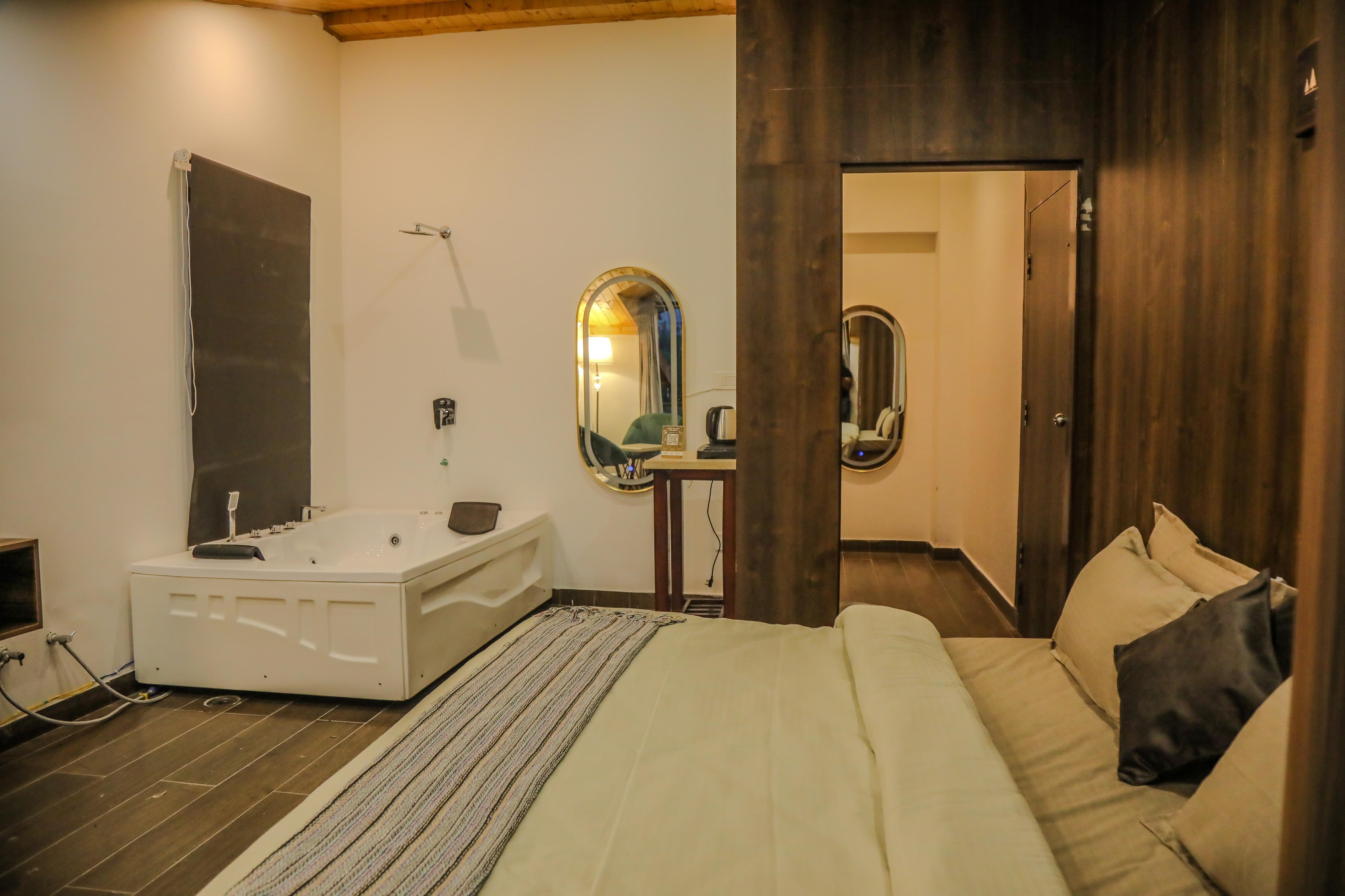 HOGS Panorama - Manali Room Type - Luxury Suite with Couple Jacuzzi