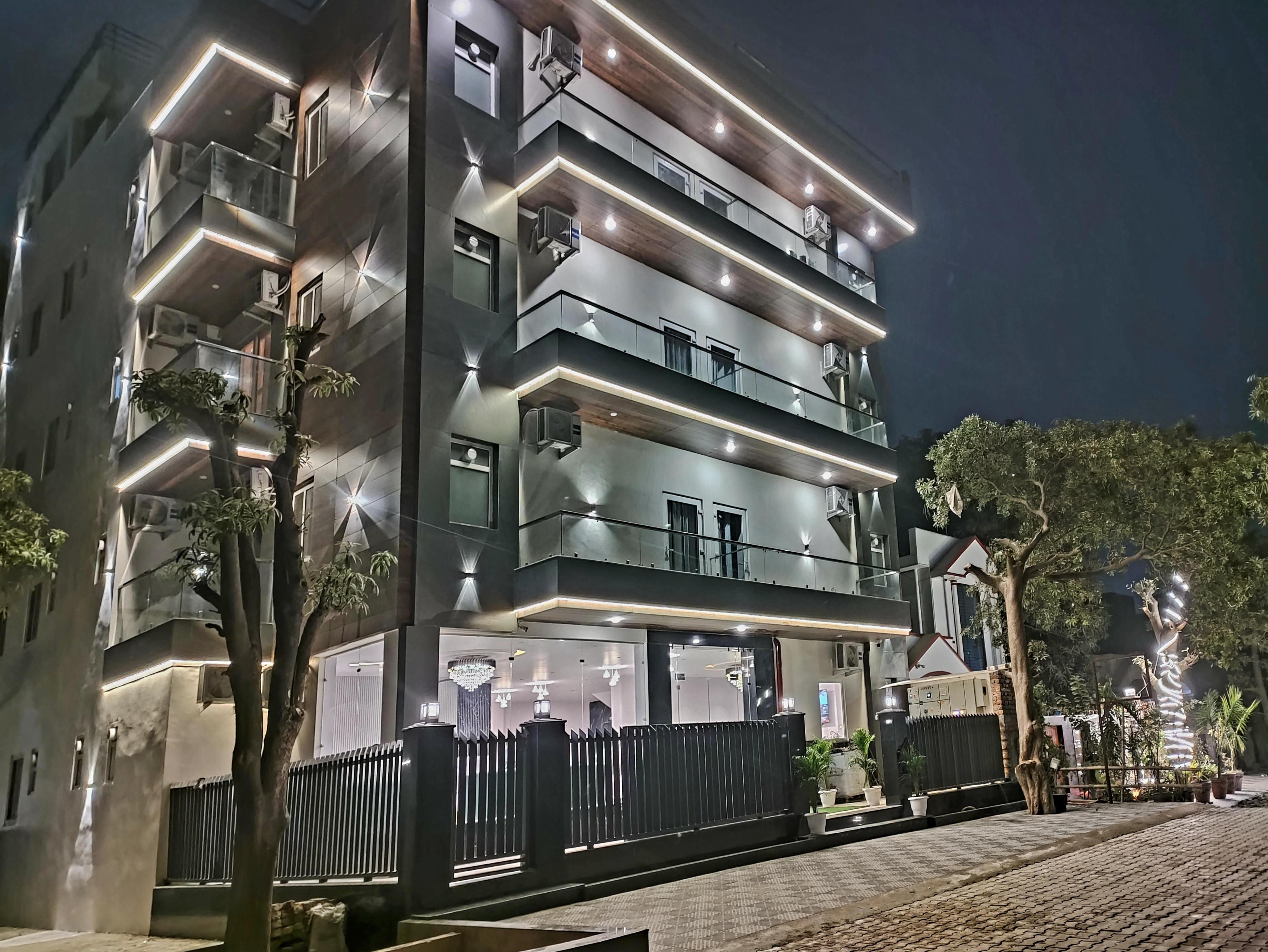 Emerald Suites - Tap to explore photos