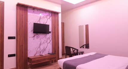 THE VRINDAVAN INN, Vrindavan-Near Prem Mandir Room Type - Superior Double Room