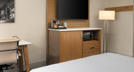 DoubleTree by Hilton Providence Airport Warwick Room Type - 2 QUEEN MOBIL ACC RI SHWR