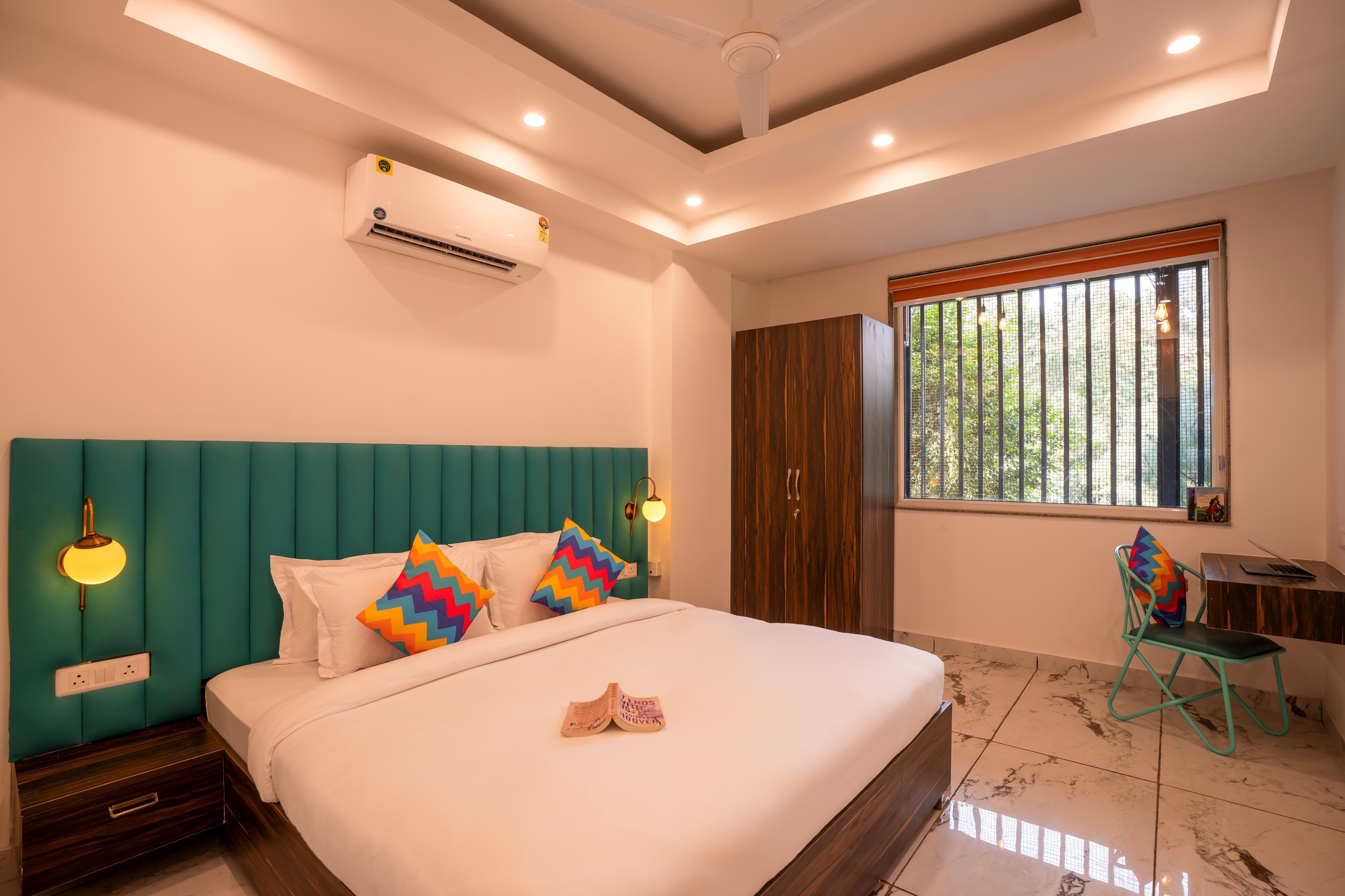 goSTOPS Gurugram, Baani Square PLUS - Private Rooms & Dorms Room Type - Deluxe Private AC Room with Ensuite Bathroom