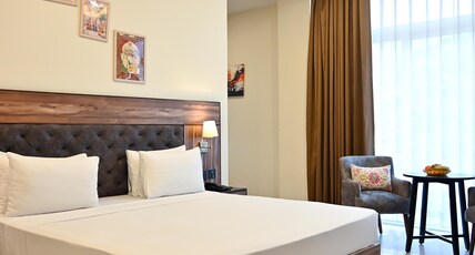 AOTEL by Clarks Inn Room Type - Sunset Suite With Mountain view and King Bed