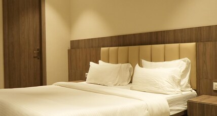 Mansa Club and Resort Ujjain Room Type - President Suite with Pool view and Balcony