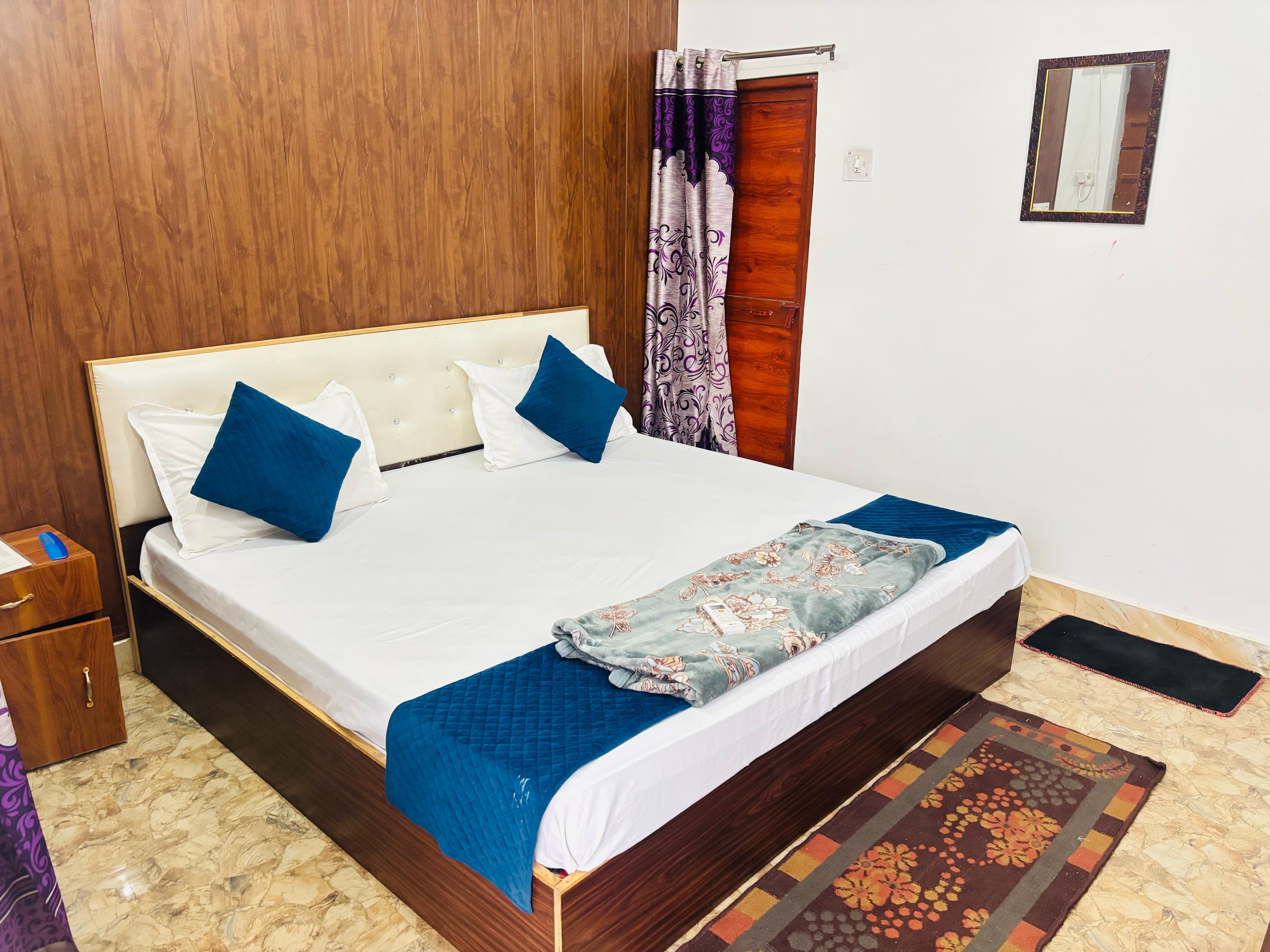 Sri Kanak Bihari Homestay Room Type - Alias 1  Duble Ac bedroom