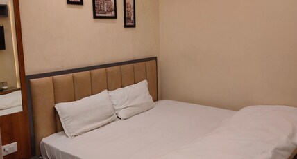R N Hotel Room Type - Deluxe Room