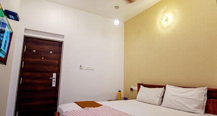 Arul Lodge Room Type - Couple Non AC King Room