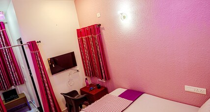 Arul Lodge Room Type - Couple Non-AC Queen Room