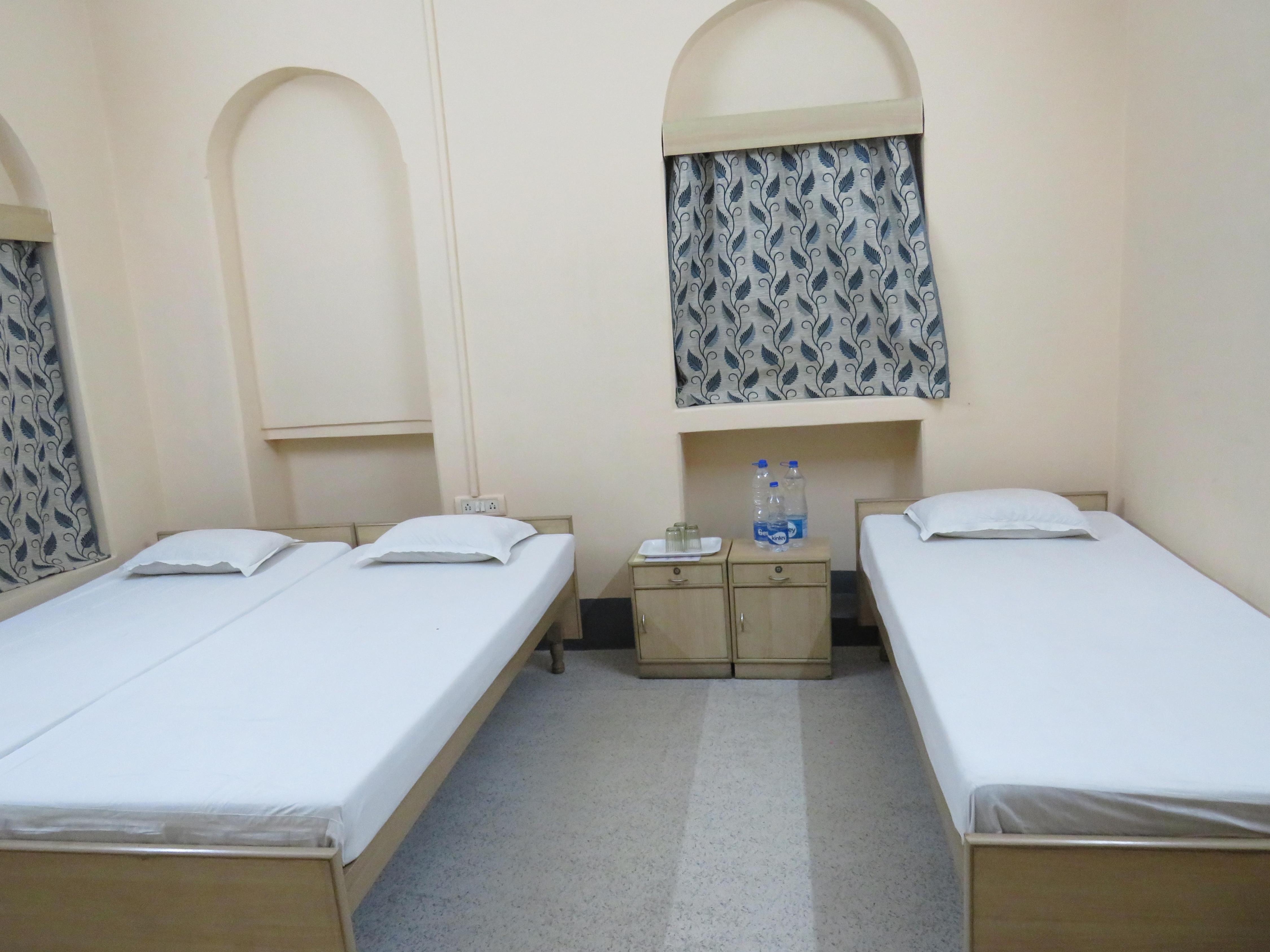 Shaw Guest House Kolkata Room Type - Family Room Ac