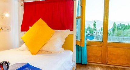 Downtown Hostel | Rooms & Cafe Room Type - 4 Bed Bunk Bed Dormitory with Shared Washroom