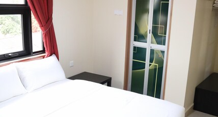 Capital O 90897 Island City Hotel Room Type - Deluxe Queen