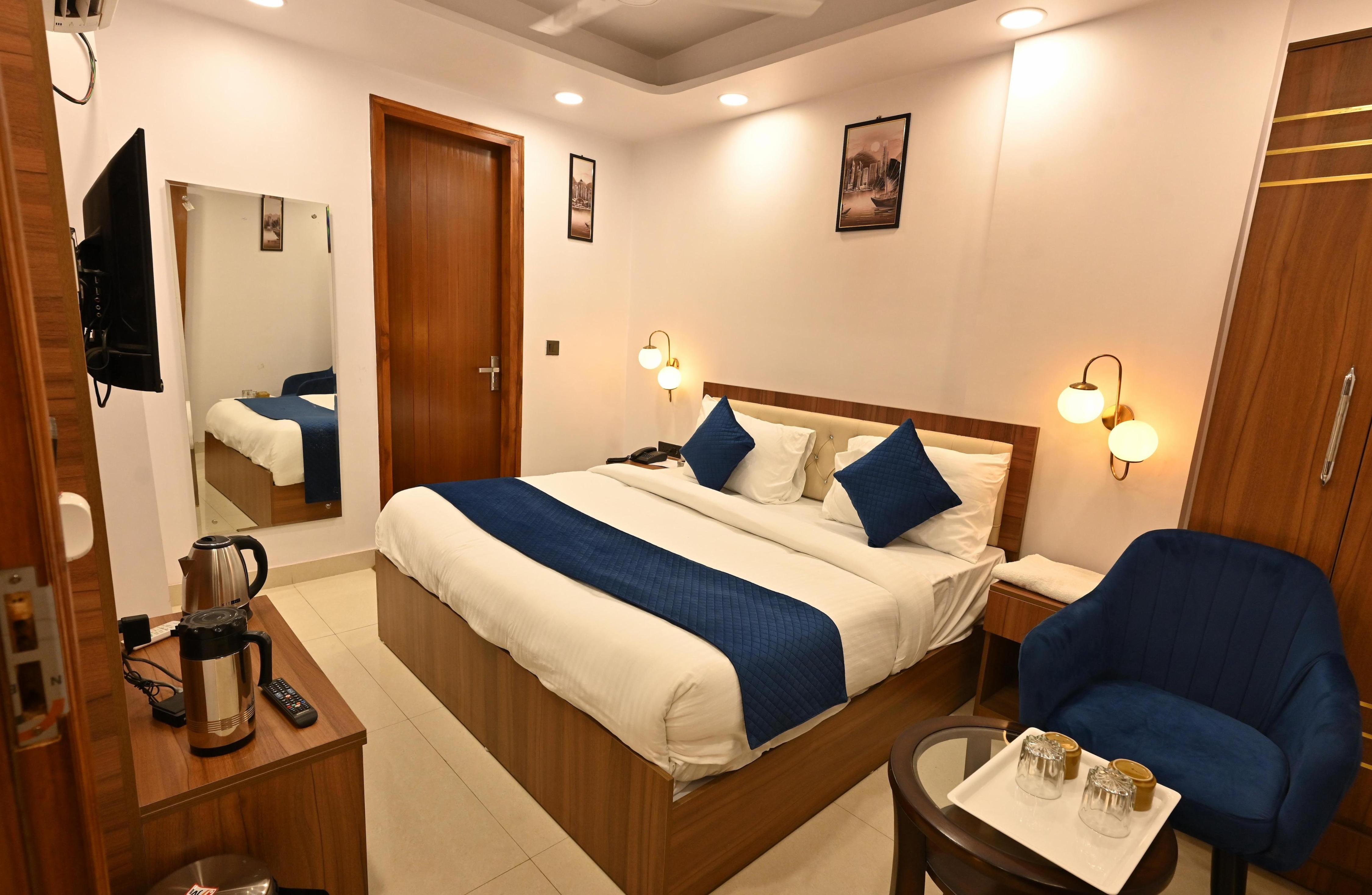 Hotel DownTown Paschim Vihar Room Type - Deluxe room