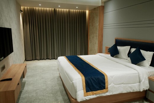 Dream Inn Hotel By Spring Tree