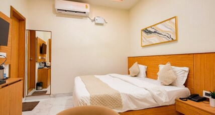 Hotel Shri Radha Orchid, Barsana Room Type - Super Deluxe with Bathtub