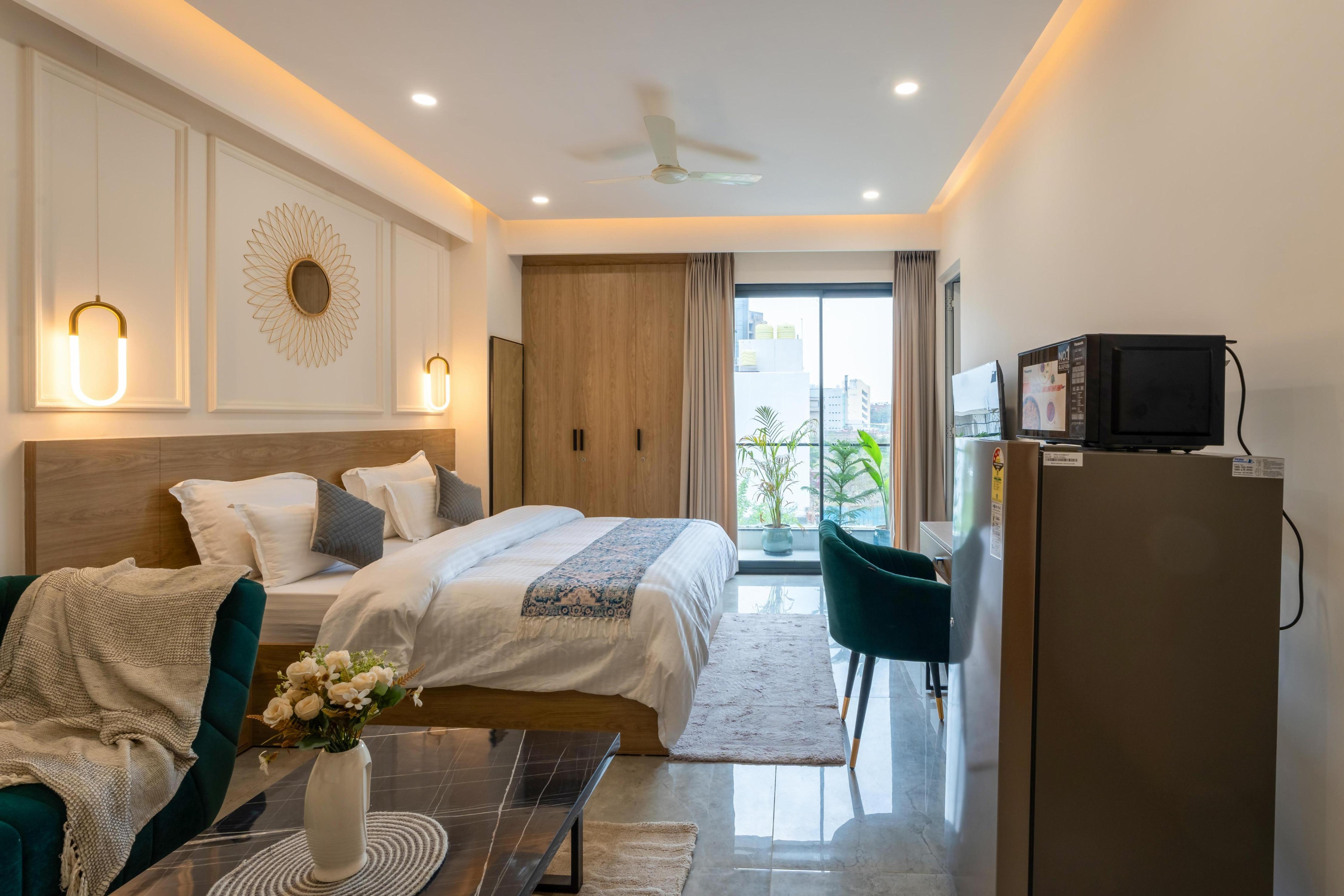 Sterling Lavish Studios | Golf Course Road Room Type - Studio with Jacuzzi
