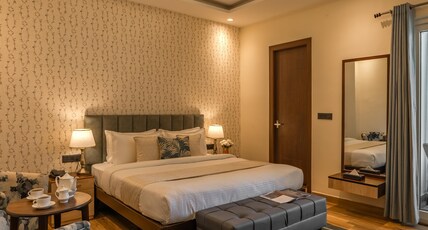 Perfectstayz Premium Pinaaki - Ganges view Room Type - Executive Room with Balcony and Hill View