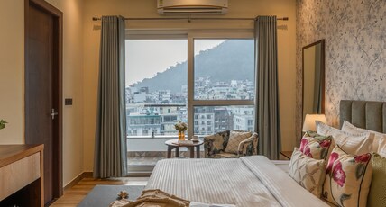 Perfectstayz Premium Pinaaki - Ganges view Room Type - Executive room with Hill view Room heater