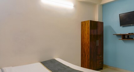 New Royal Palace near Acropolis Mall Room Type - Standard Double AC