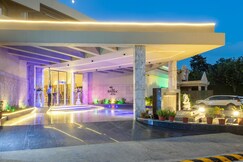 Retreat Hotel and Water Park