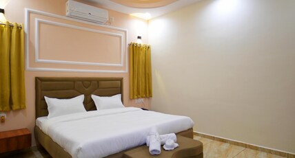 THE ROYAL RIVIERA Room Type - DELUXE ROOM THE ROYAL RIVIERA Room Type - DELUXE ROOM