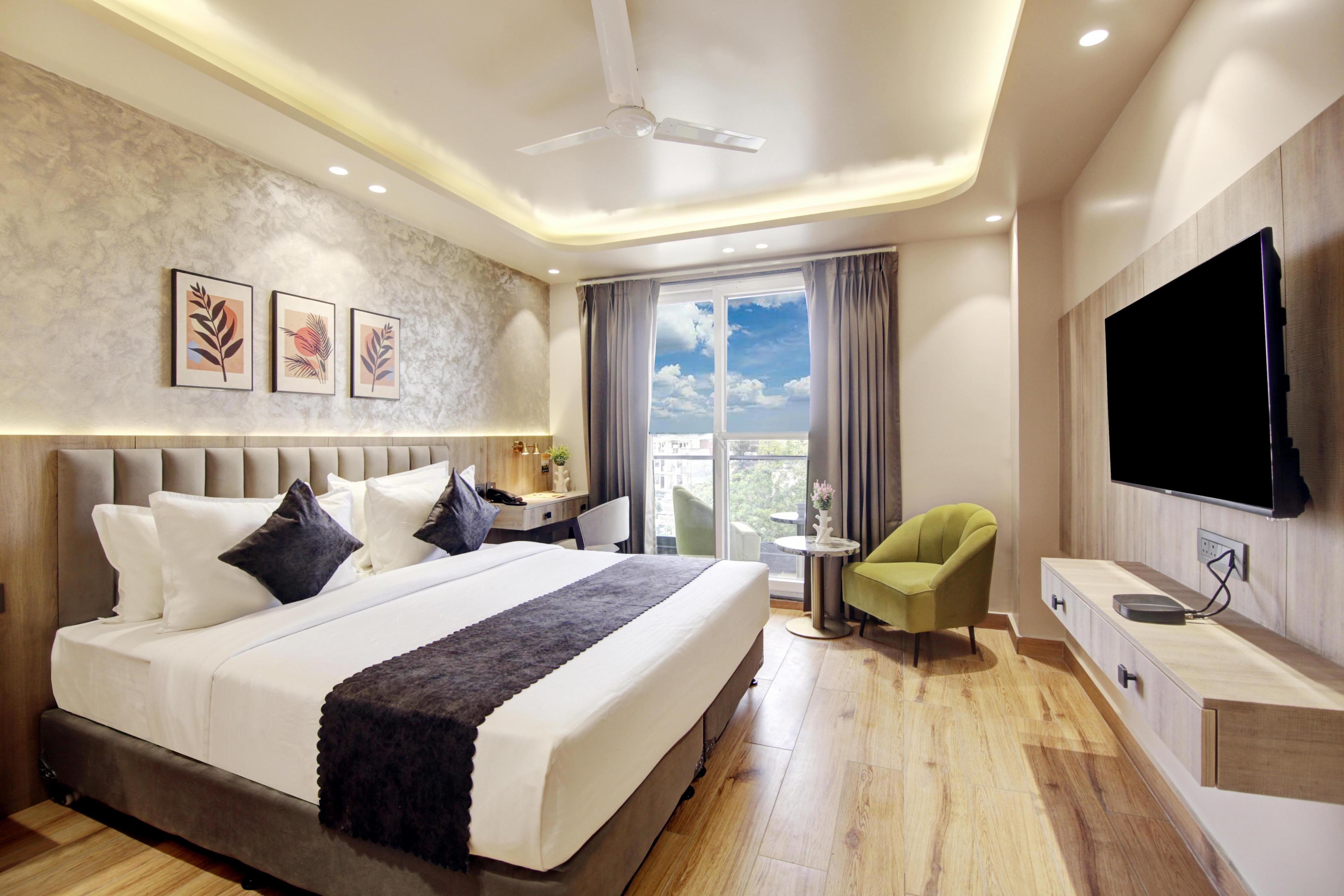 Saltstayz Premier - Near Golf Course Road & Sector 57 - Tap to explore photos