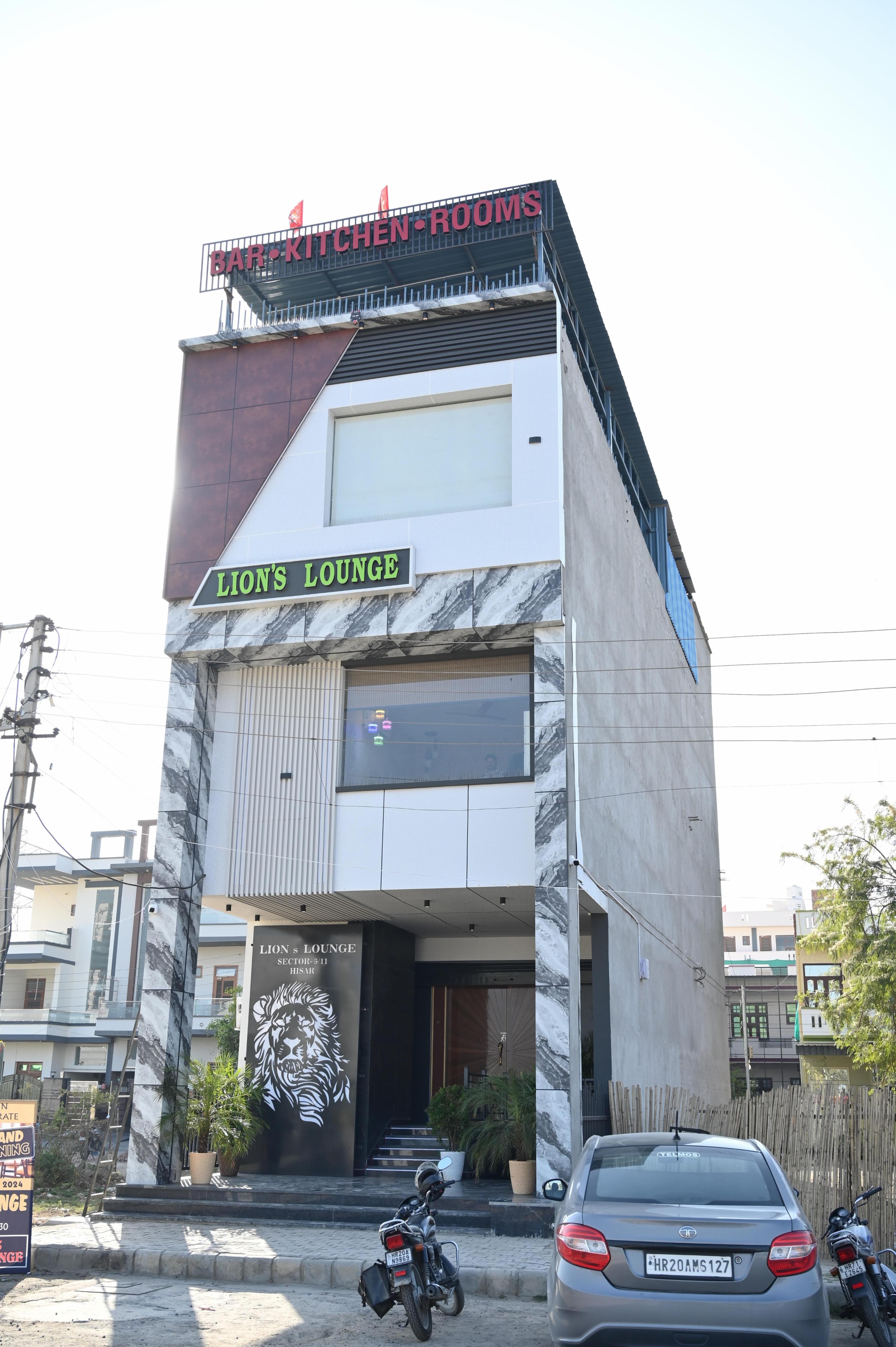 Hotel Lion's Lounge - Tap to explore photos