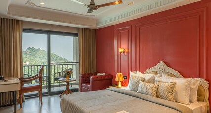 Perfectstayz Luxe Mall Road Room Type - Premium Himalayan View Room with Balcony and Bathtub Perfectstayz Luxe Mall Road Room Type - Premium Himalayan View Room with Balcony and Bathtub
