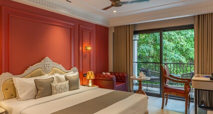 Perfectstayz Luxe Mall Road Room Type - Classic Premium Room with Balcony and Street View Perfectstayz Luxe Mall Road Room Type - Classic Premium Room with Balcony and Street View