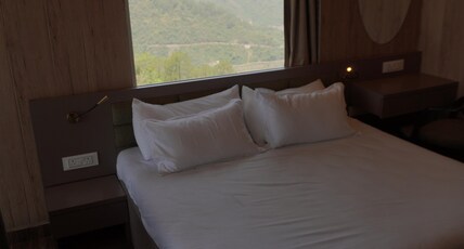 The Fogg Premium Cottages Room Type - Daisy Bedroom with Balcony