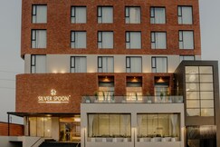 Hotel Maroon