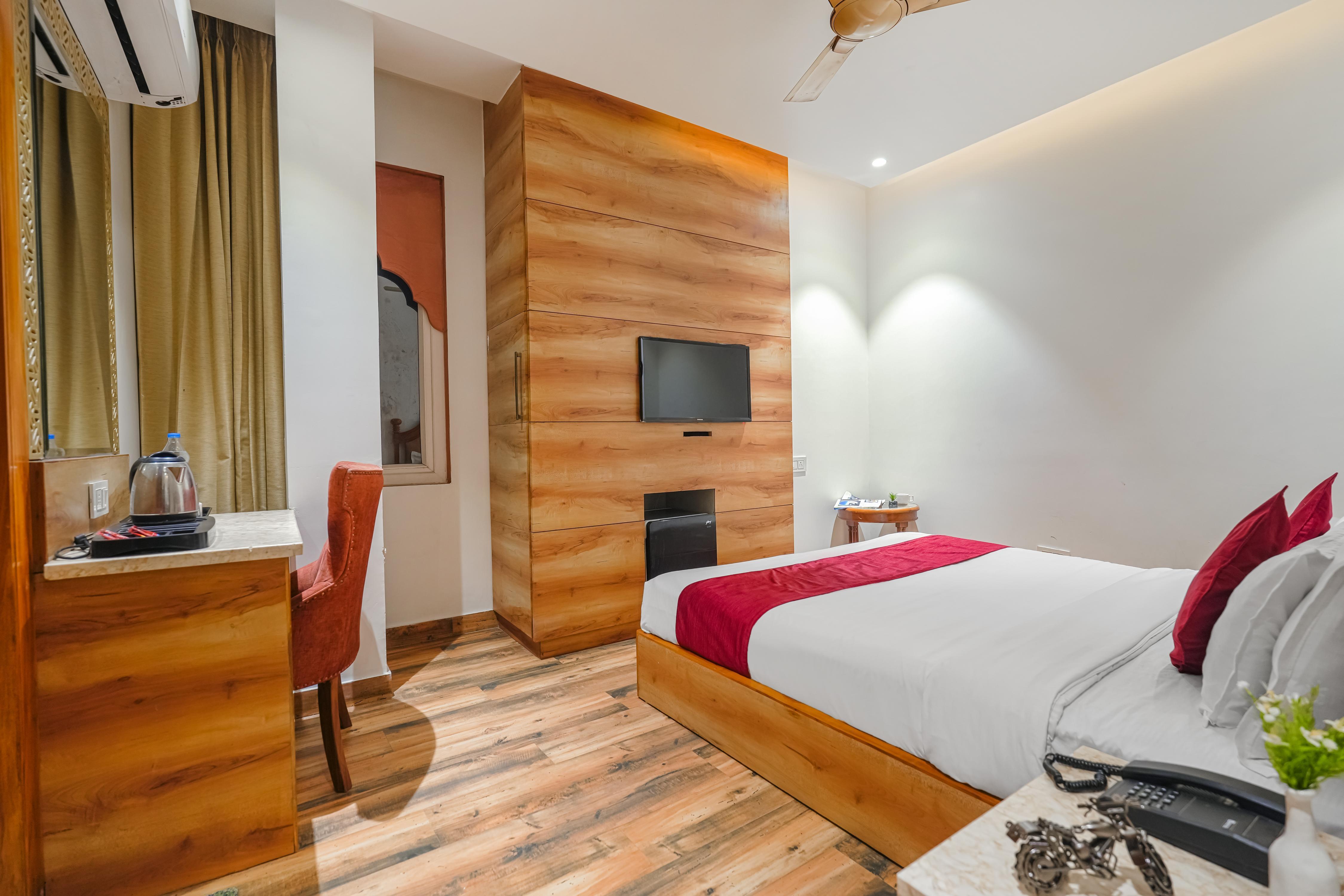 Hotel RV Golden - walking distance from Golden Temple Room Type - Deluxe Double Room