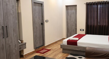 Paras inn Room Type - Deluxe room