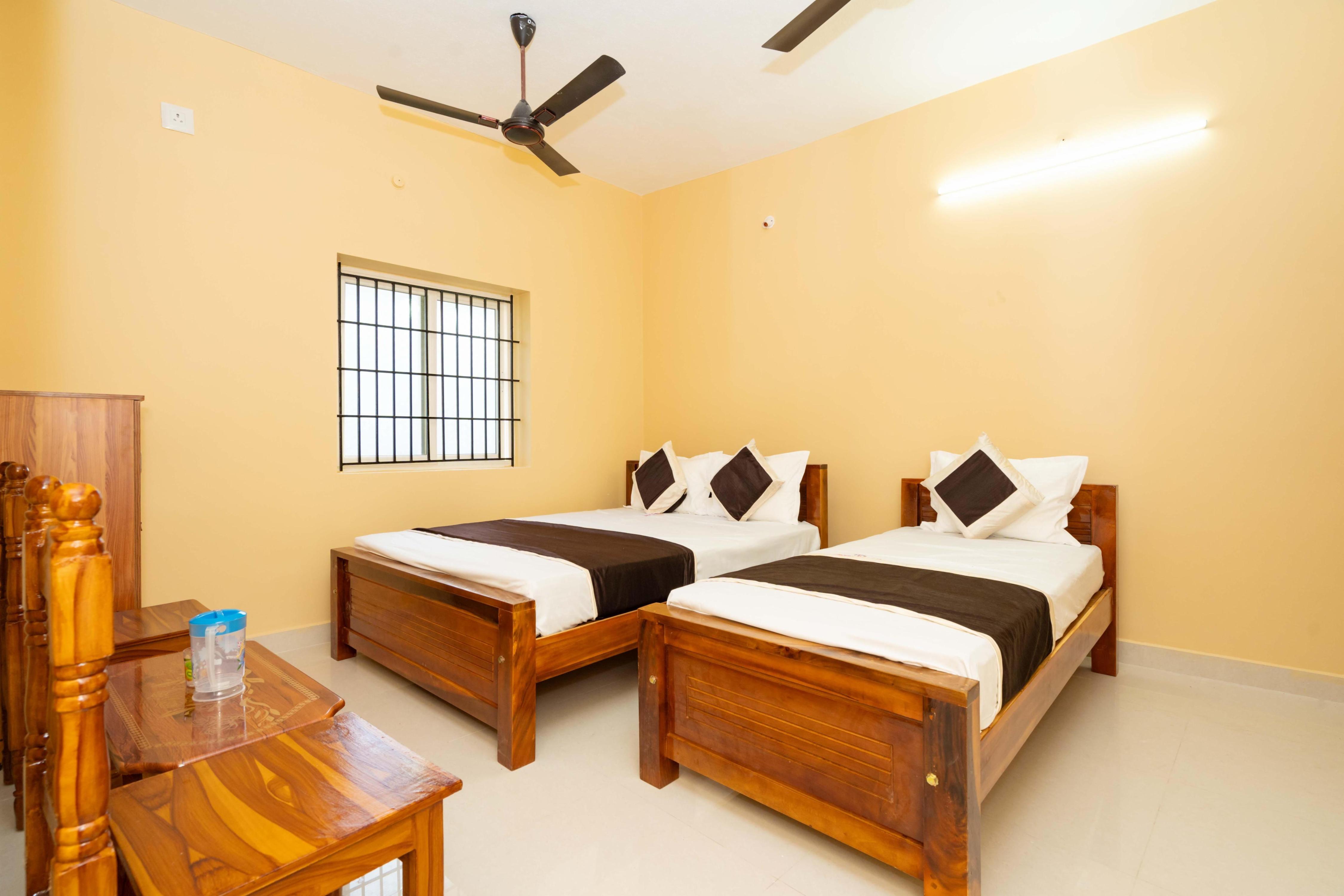 Hotel Balaji Room Type - AC Triple Bed