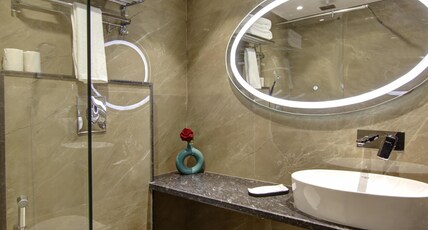 The Vanson Pride - Premier Stay & luxury Restaurant Room Type - Luxury Twin Room - Balcony Outside View