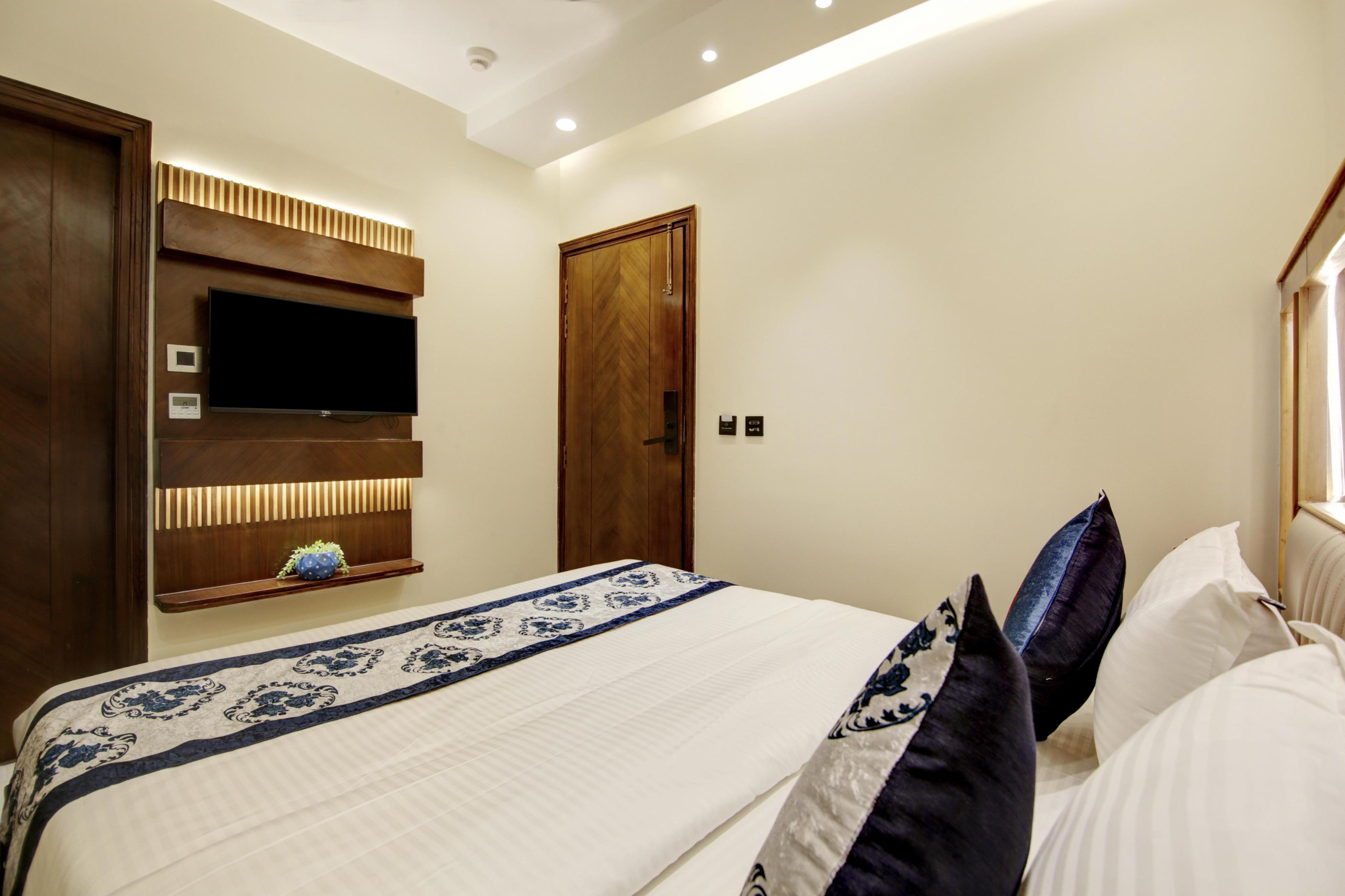 The Vanson Pride - Premier Stay & luxury Restaurant - Tap to explore photos