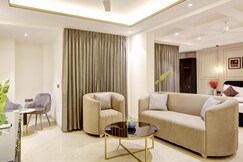 Saltstayz Premier - Galleria Market Road & Sector 27