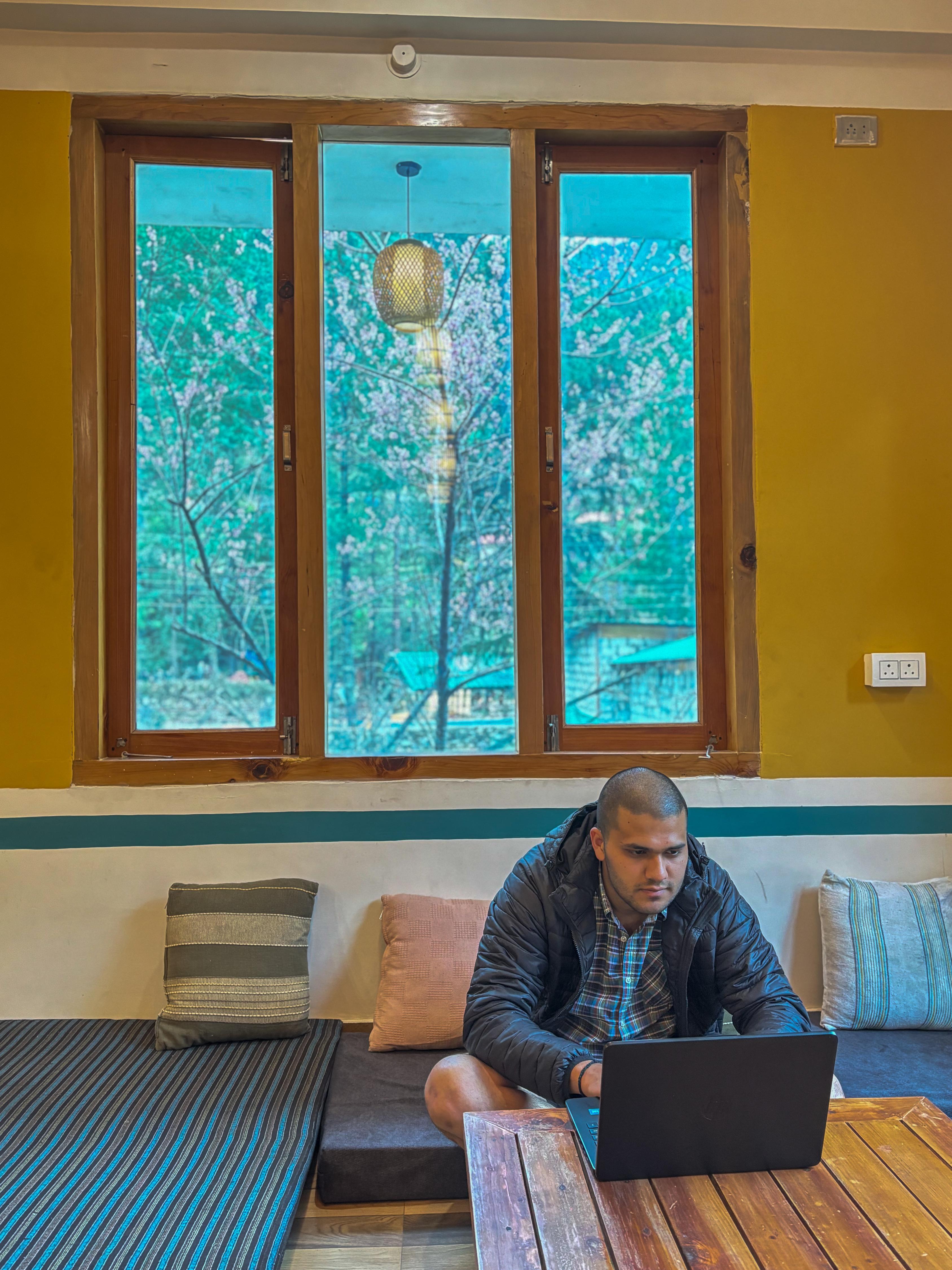 Madpackers Kasol Riverside - Katagla - Tap to explore photos