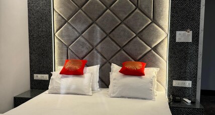 Hotel Sajanshree Room Type - DELUXE ROOM