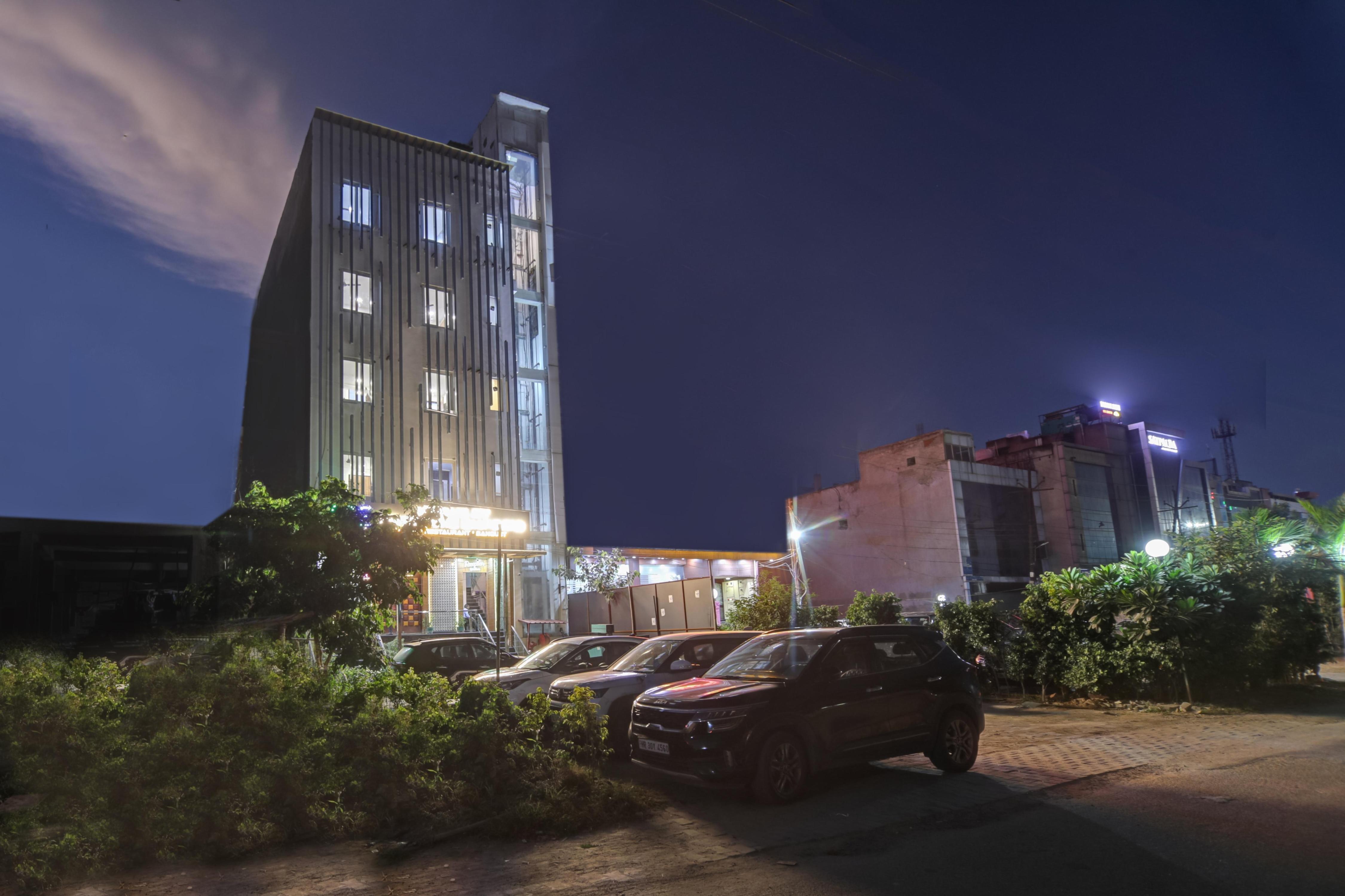 Status By Hotel The Emporio - Tap to explore photos