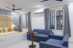 Status By Hotel The Emporio