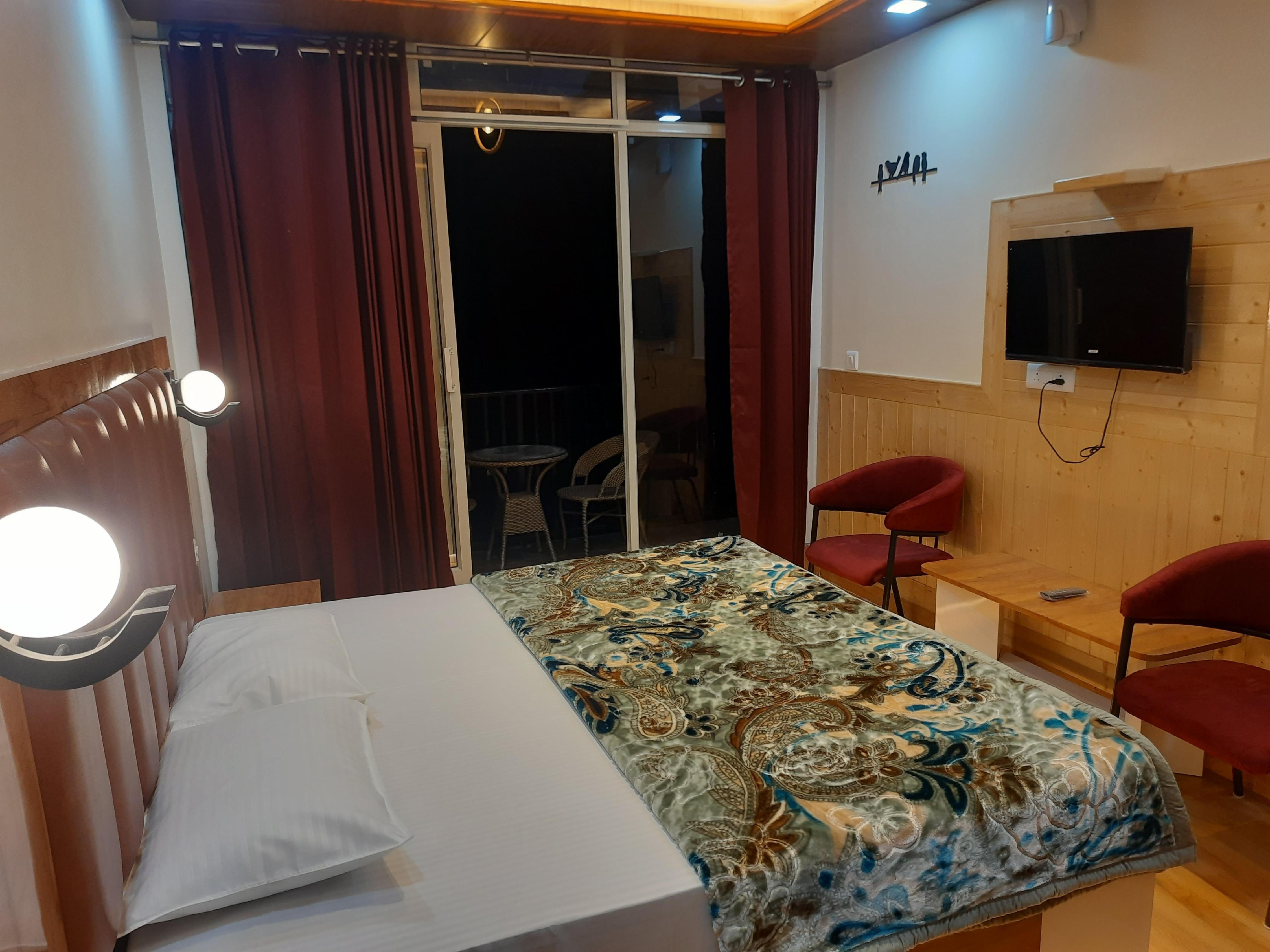 Aagaman Woods Premium Room Type - King room 2 with balcony