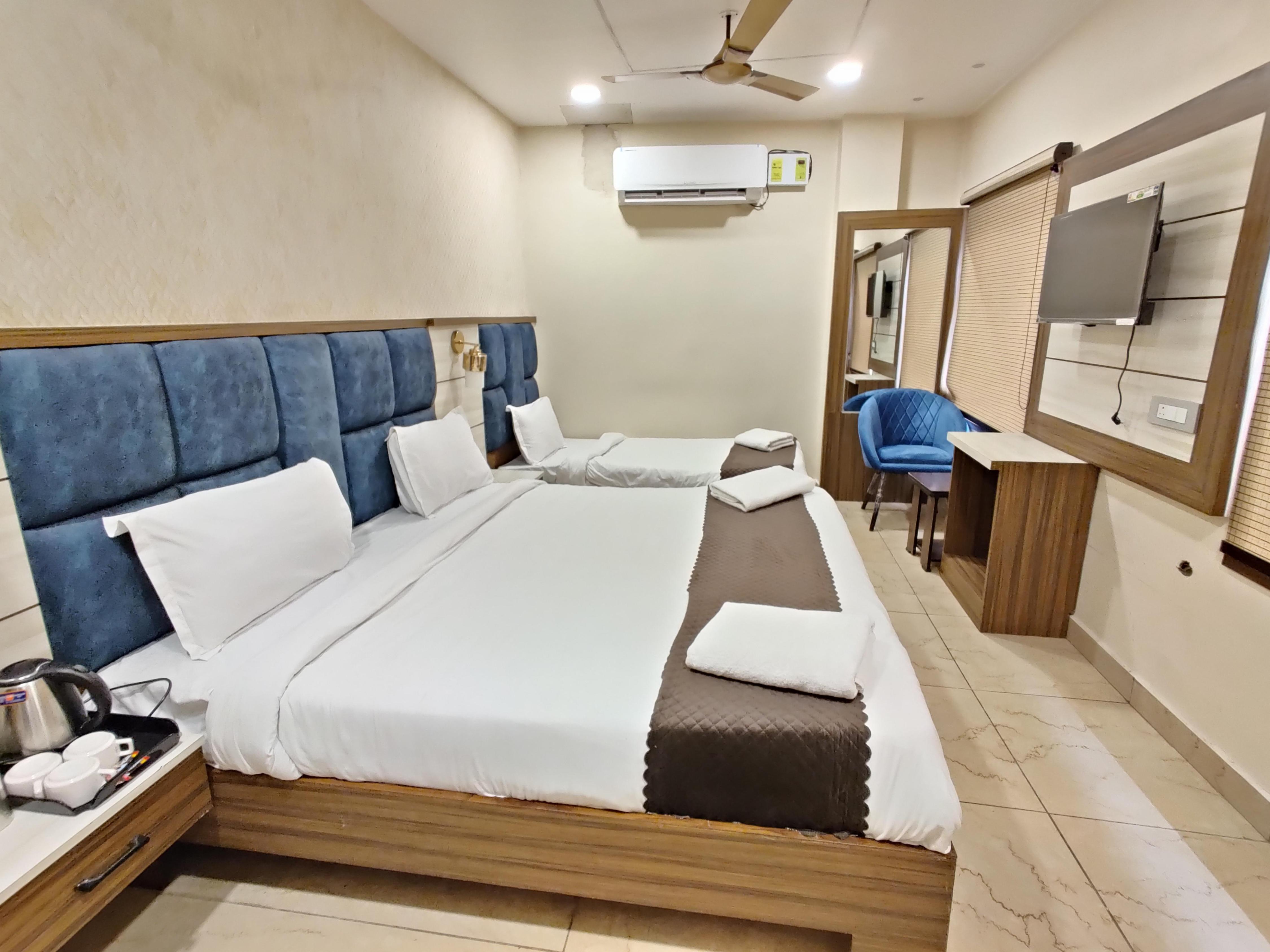 Monga Dreams Room Type - Triple bed AC room with parking