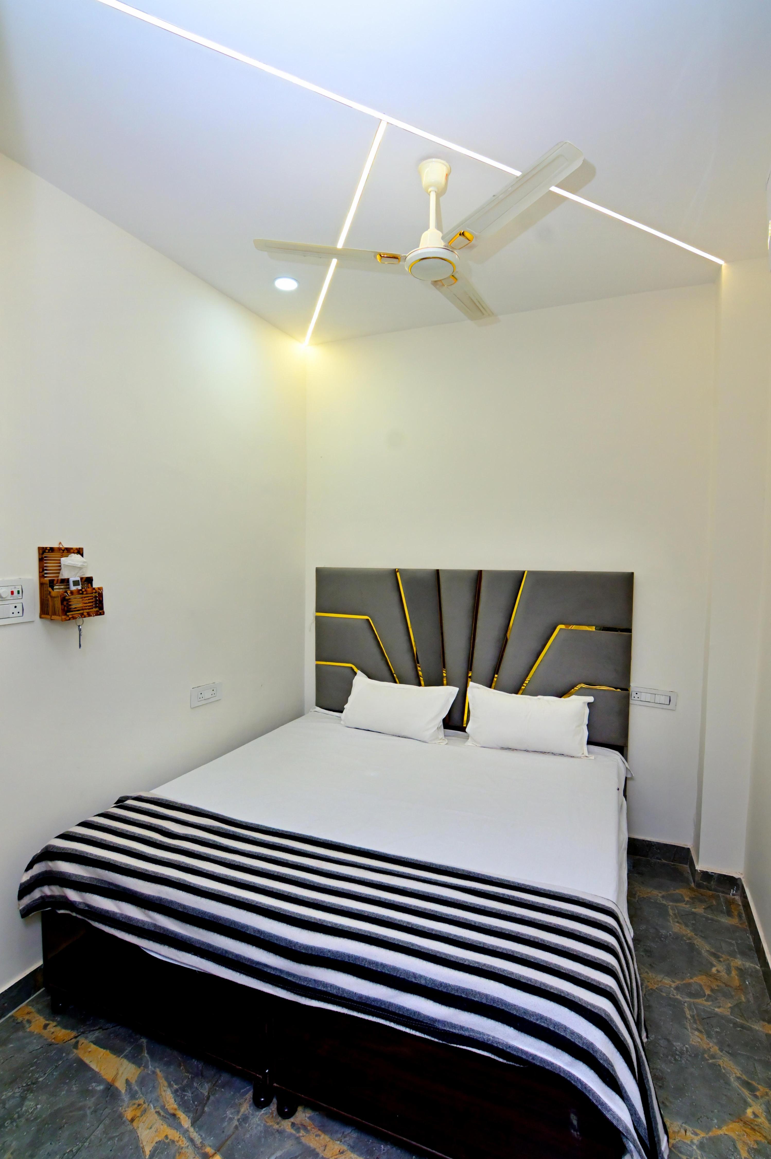 Aghnya Guest House Room Type - Deluxe Room AC