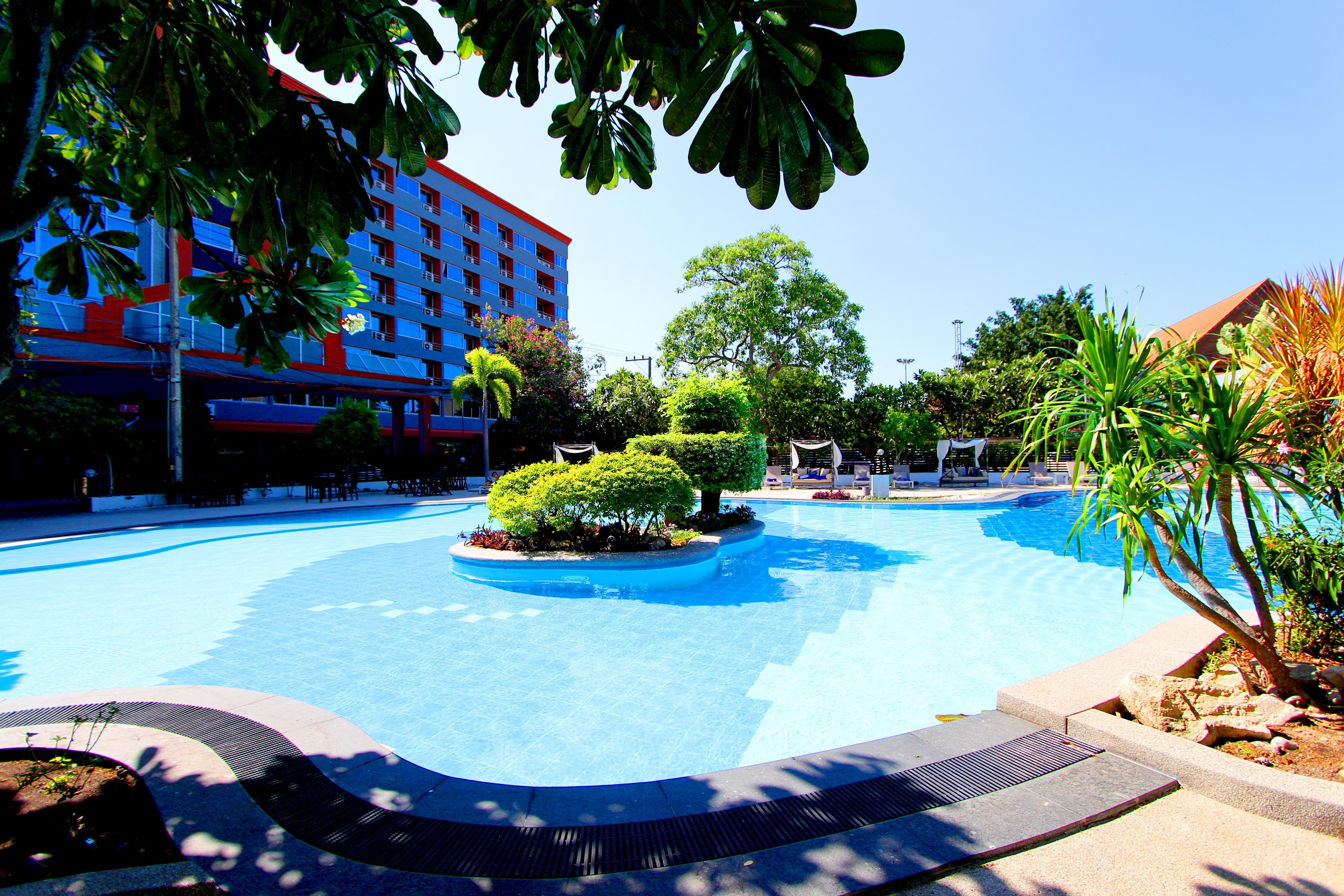 Coco Beach Hotel Jomtien Pattaya - Tap to explore photos